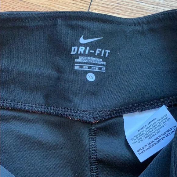 Nike Dri-Fit Livestrong Capri workout pants, XS - Picture 2 of 3